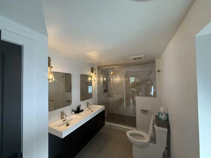 Bettencourt / Federal Furnace - Bathroom